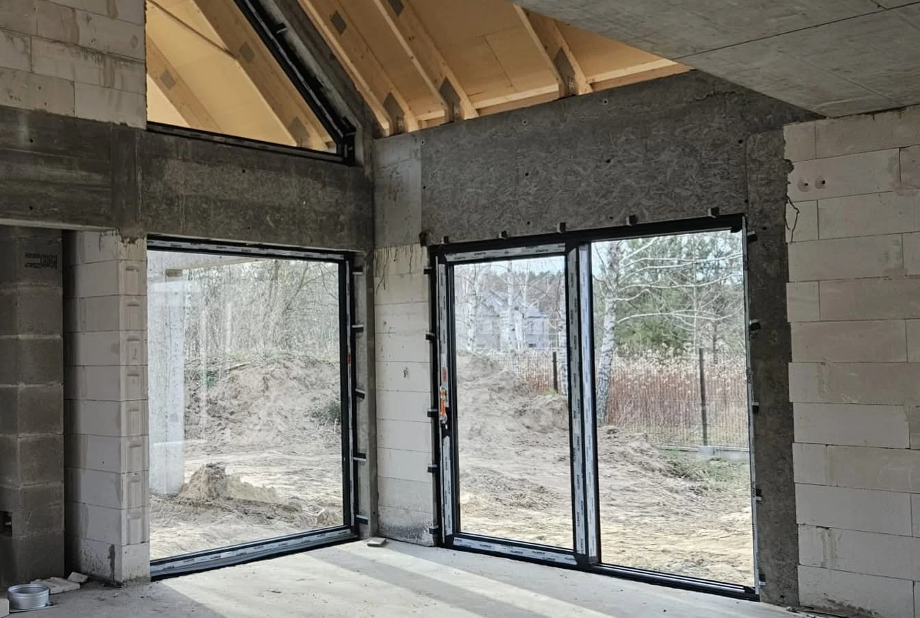 Duże przeszklenia narożne od strony wnętrza — montaż Ventana