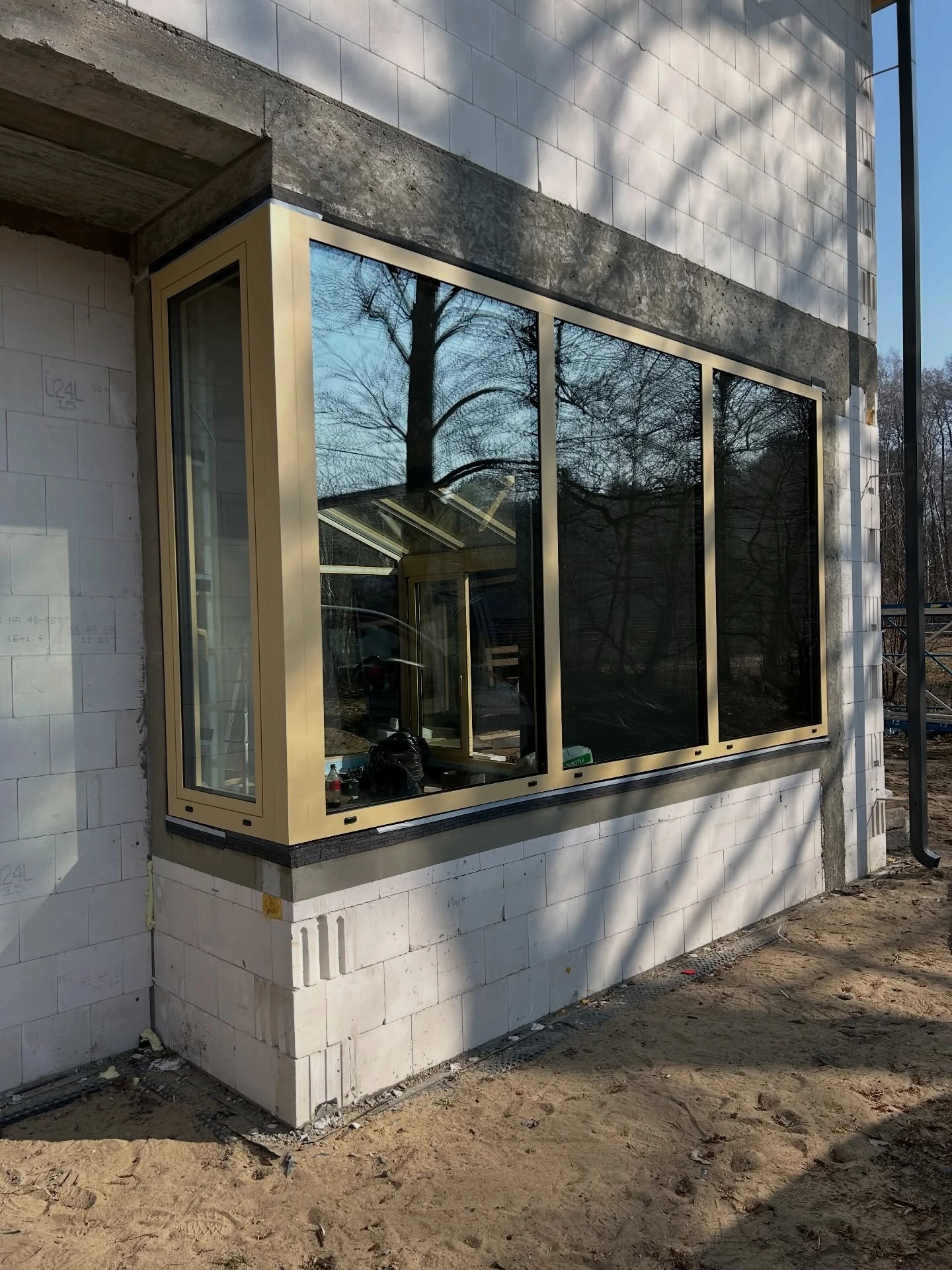Połączenie okna z ościeżem i widoczne uszczelnienie — realizacja Ventana
