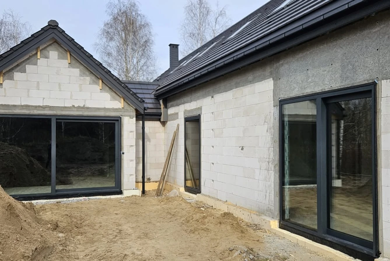 Stolarka zamontowana w domu jednorodzinnym — realizacja Ventana