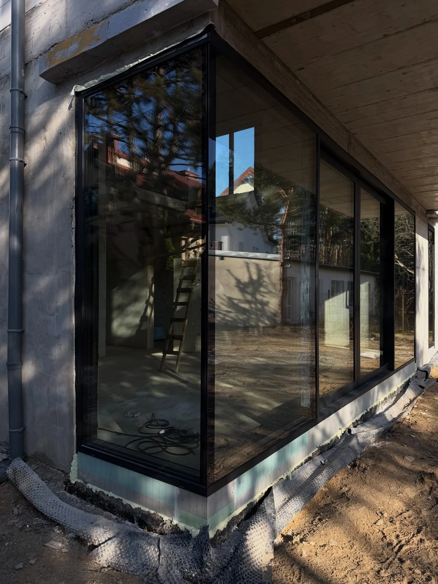 Detal przeszklonego narożnika — montaż Ventana