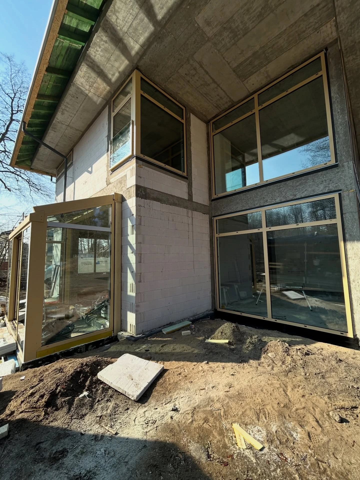 Stolarka okienna na etapie budowy — realizacja Ventana