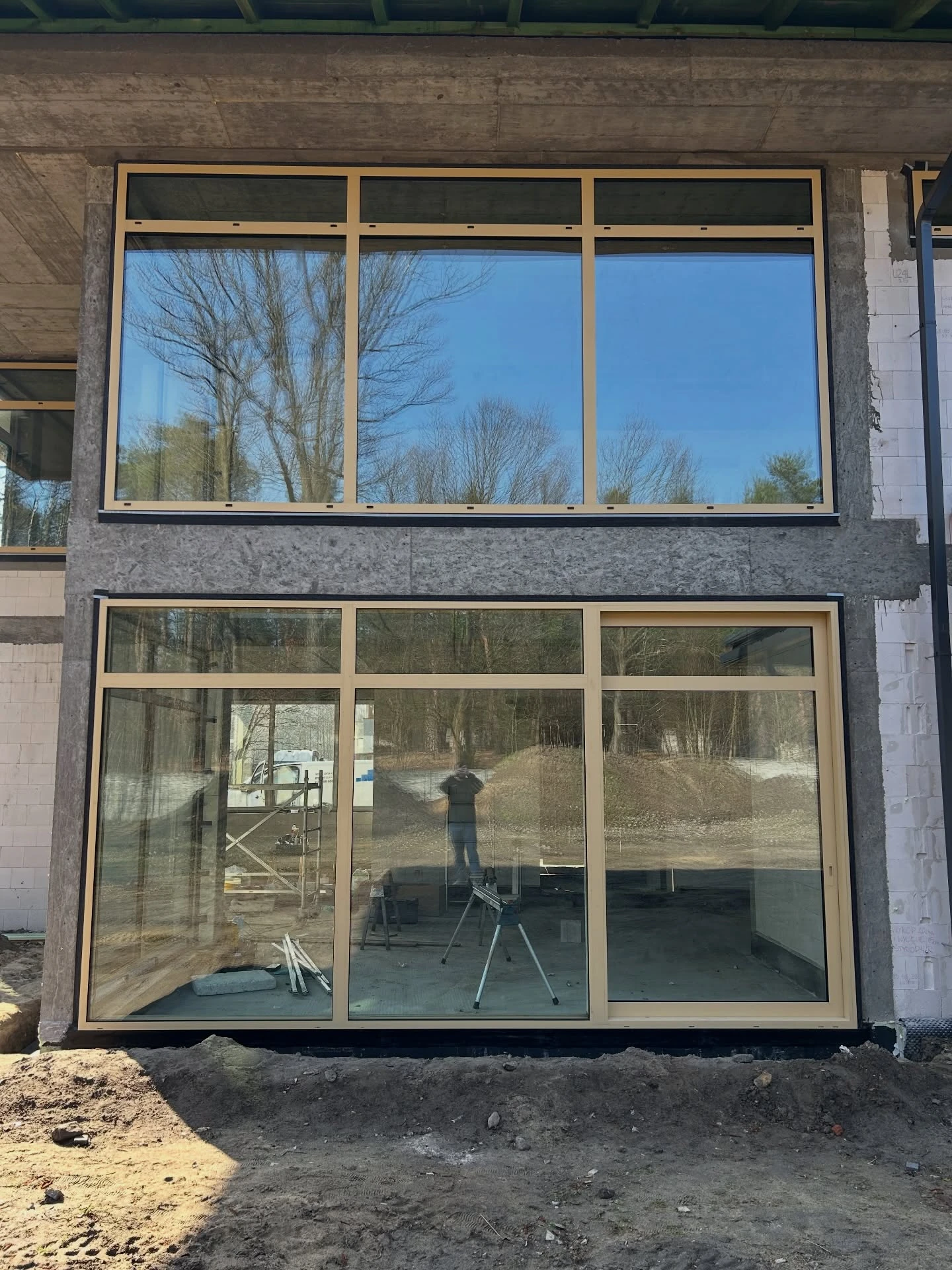 Wysokie przeszklenie z podziałem na dwa poziomy — realizacja Ventana